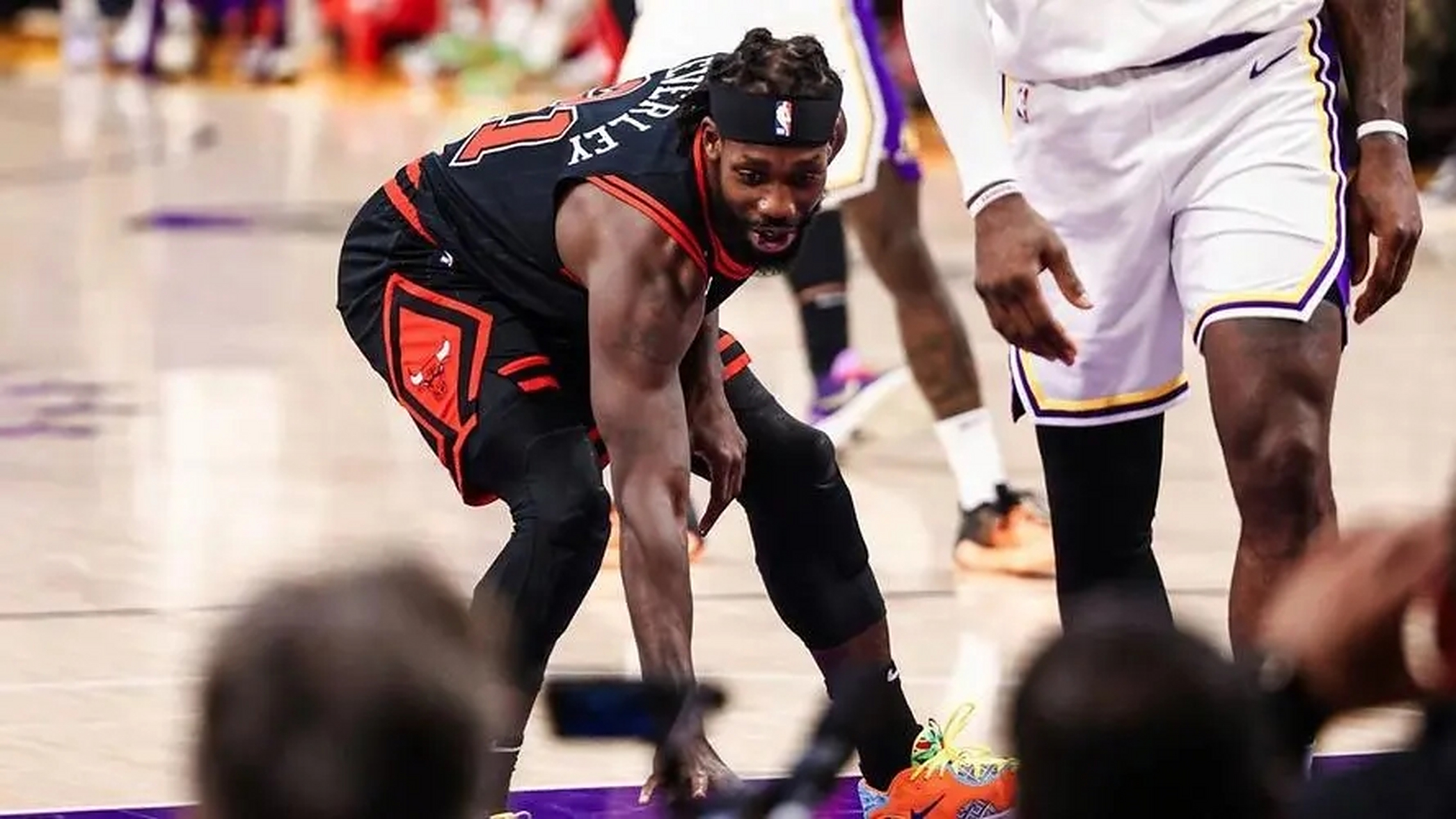 詹姆斯在TES比赛中持续失利，爆冷引发热议！全场沸腾不已(詹姆斯打比赛)-开云体育入口