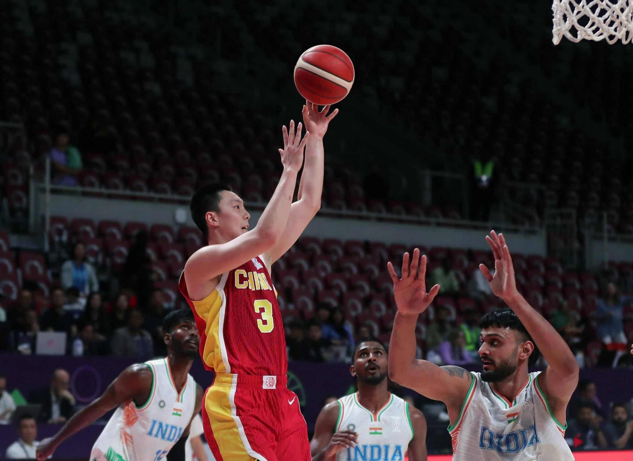 转折点深圳队内部沟通，CBA常规赛关键战攻防权衡，气氛紧张，身体对抗强度拉满的简单介绍-开云体育登录